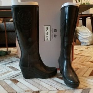 Hunter tall gloss wedge boots with sherpa inserts